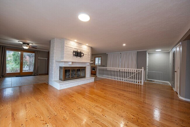 Building Photo - Beautiful 3 Bedroom Home in Franklin Regional School District