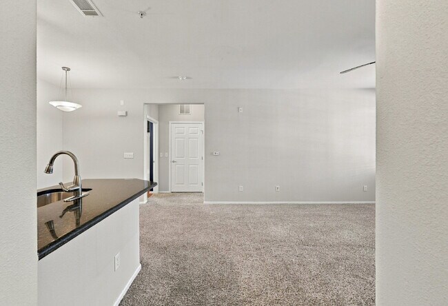 Foto del edificio - $1,679.95 with $300 Cleaning Voucher, 1 Bed - 1 Bath, Condo in Aurora with In-Unit Laundry!