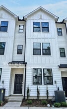 Building Photo - 1540 Crescent Townes Wy