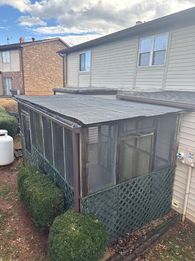 Foto del edificio - 2 bedroom and 2.5 bathroom townhome available for immediate move in.