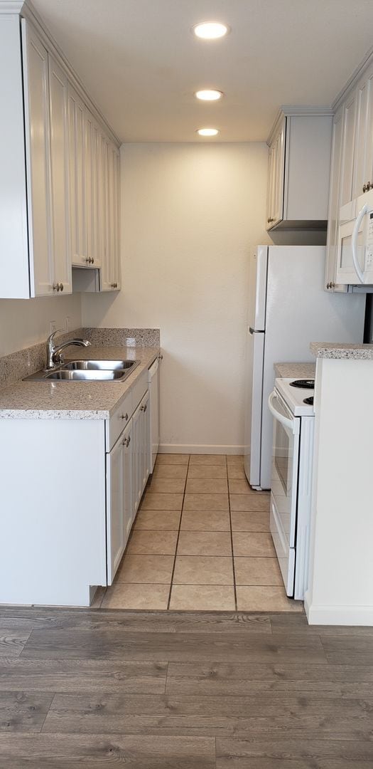 Building Photo - Renovated La Mesa Village 2BR/2BA Condo