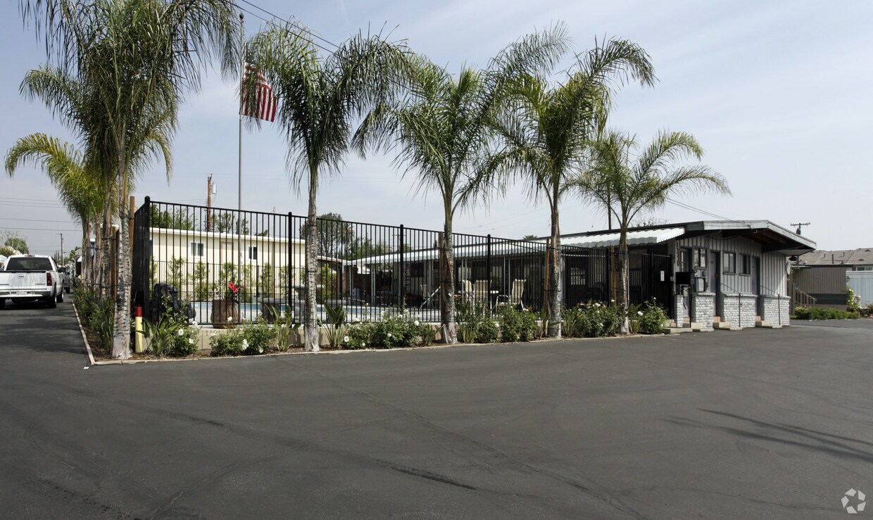 Primary Photo - 9340 Foothill Blvd