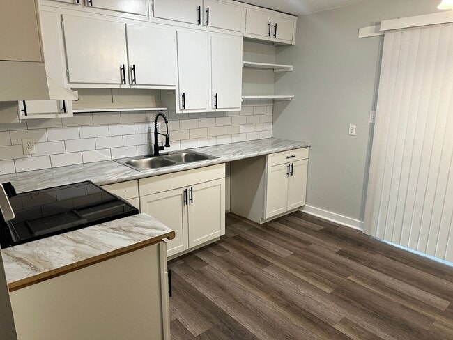 Building Photo - Charming Two Bedroom Duplex in Plaza Midwood!