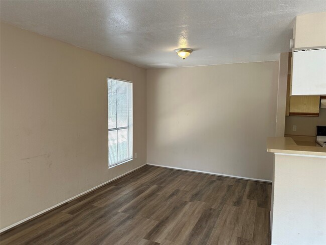 Foto del edificio - 10100 S Gessner Rd