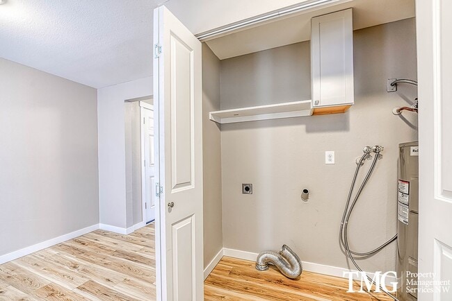 Photo - Bright Upper-Level 2 BD with Covered Deck Apartment