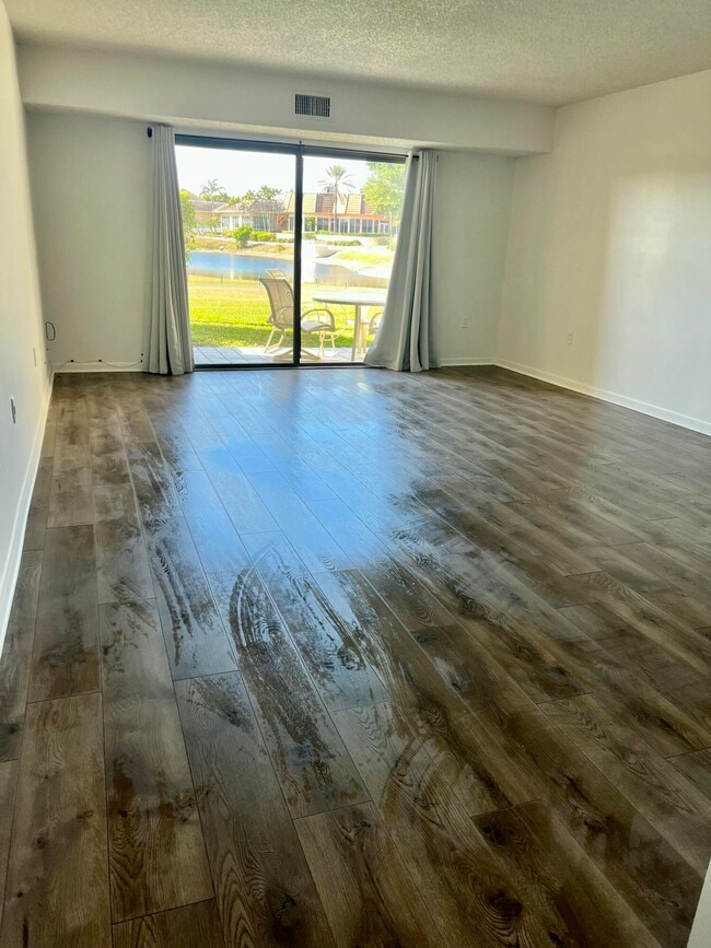 Foto del edificio - 4657 Fountains Dr S