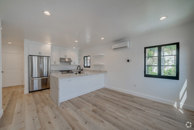 Building Photo - 1014 S Hayworth Ave