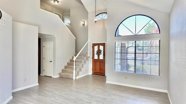 Building Photo - 102 Davis Ct