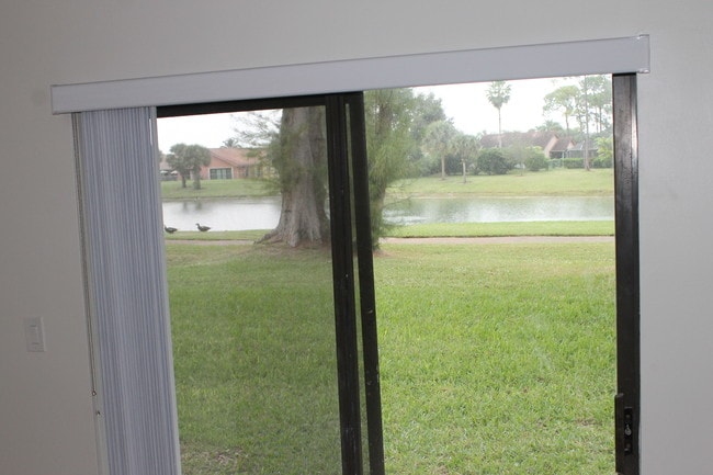 Foto del edificio - 21900 Lake Forest Cir