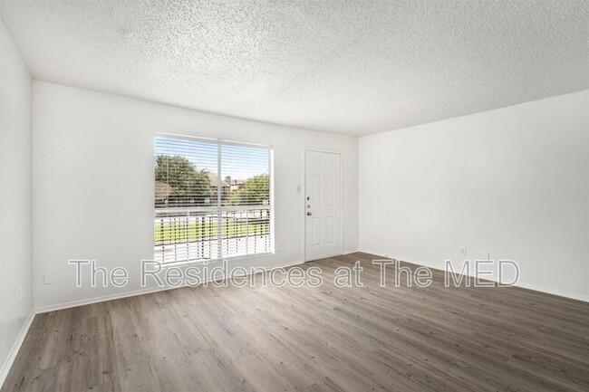 Building Photo - 2111 Holly Hall St