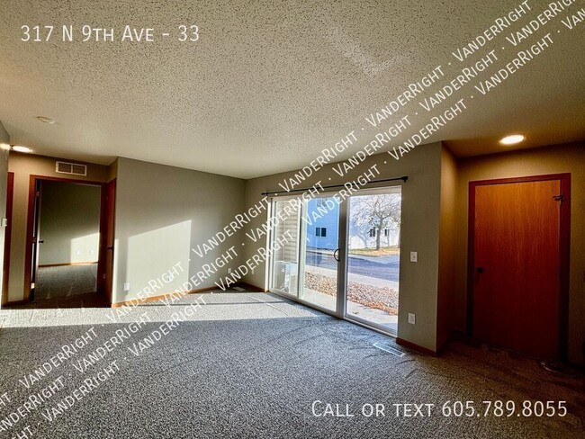 Building Photo - Remodeled 2 Bedroom Walk Out Apartment!