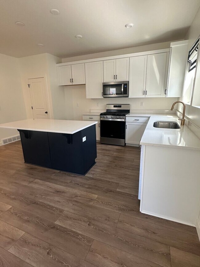 Building Photo - GORGEOUS EAGLE MOUNTAIN TOWNHOME!!!