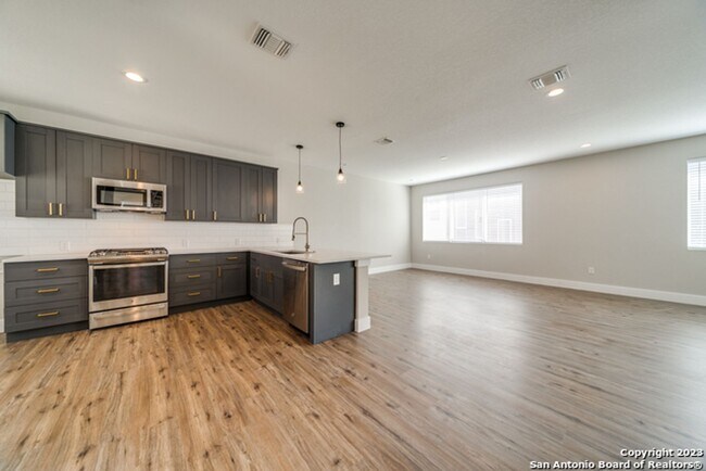 Foto del edificio - 4-BEDROOM LUXURY NEW CONSTRUCTION IN ALAMO...