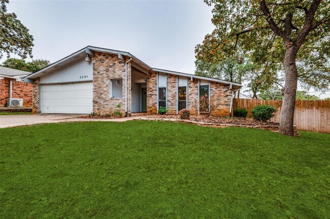 Foto del edificio - 2201 Cottonwood Ln