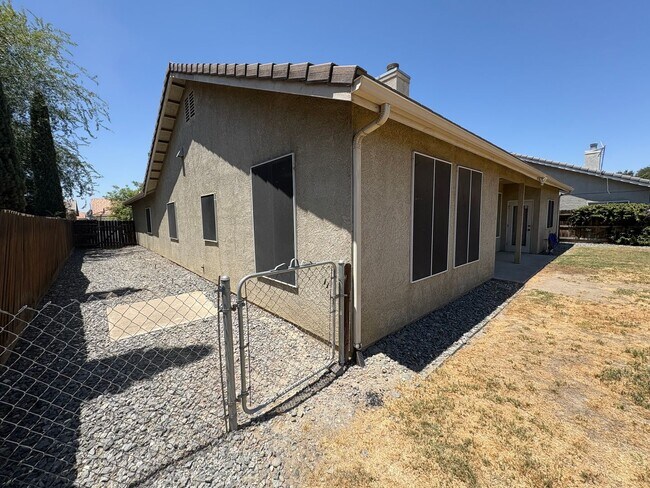 Foto del edificio - South West Lemoore home Ready to move in w...