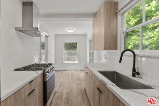 Building Photo - 308 S Reeves Dr