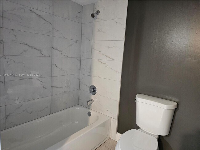 Foto del edificio - 2051 Renaissance Blvd