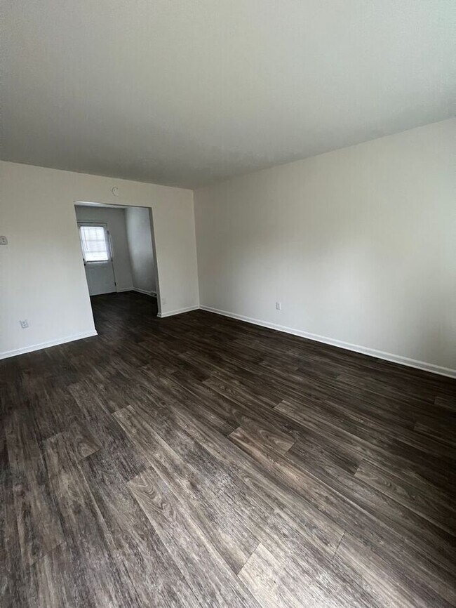 Building Photo - Newly Remodeled 2 Bed, 1 Bath Single Story...