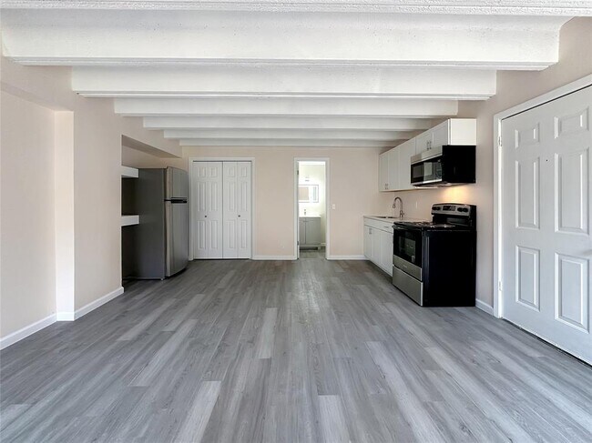 Building Photo - 5920 Lago Vista Way