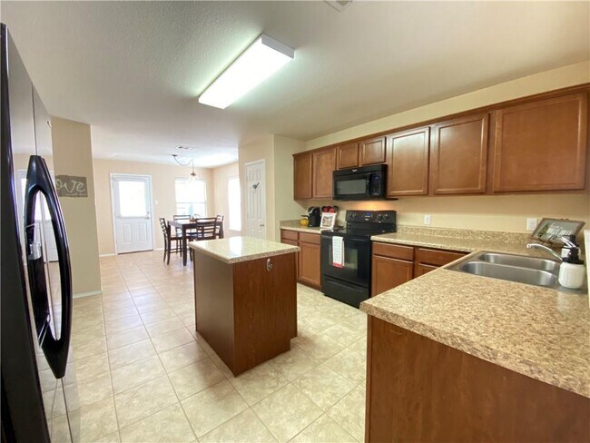 Building Photo - 200 Kingfisher Ln