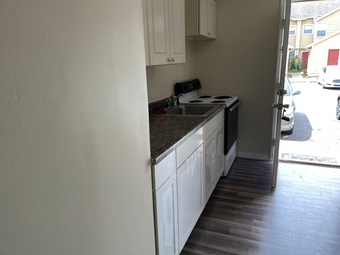 Building Photo - 1-Story Lockout Townhome Efficiency Unit.