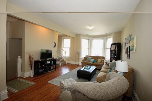 Building Photo - 3338 N Kenmore Ave