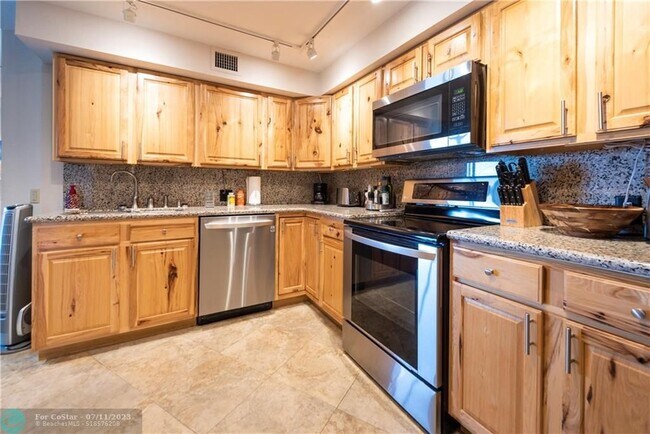 Building Photo - 3051 N Course Dr