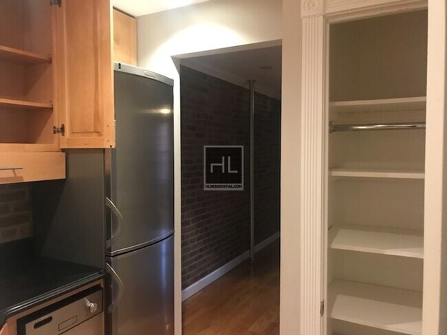 Foto del edificio - 1ST AVE.