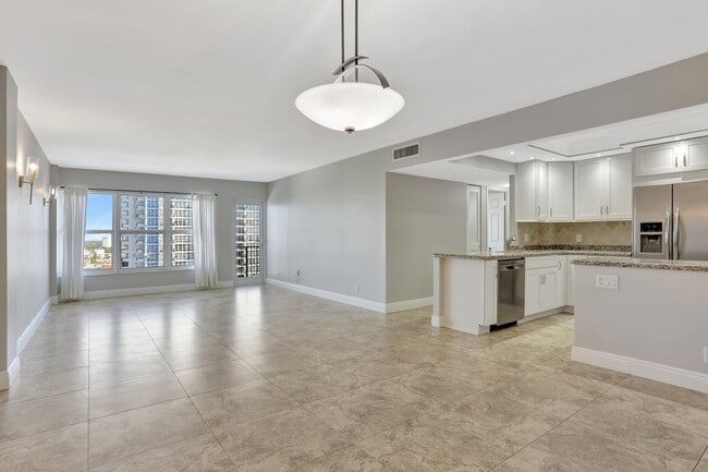 Building Photo - 405 N Ocean Blvd