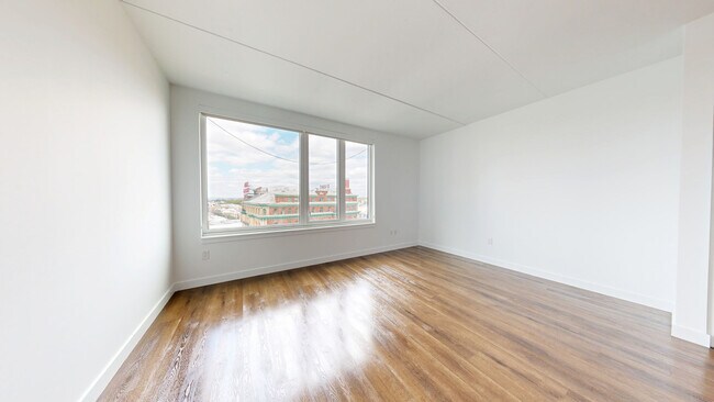 Interior Photo - Broadridge
