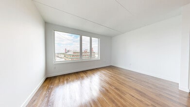 Interior Photo - Broadridge
