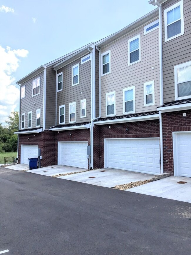 Photo - Beautiful, Spacious Townhome in Central Location - Popular Floor Plan