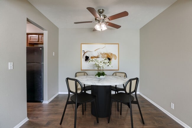 Omaha, NE Evergreen Terrace Apartments | 11A | Restaurantes - Evergreen Terrace