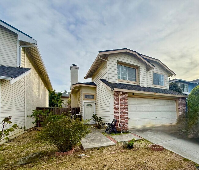 Foto del edificio - Beautiful Home With Large Yard & 2 Car Garage