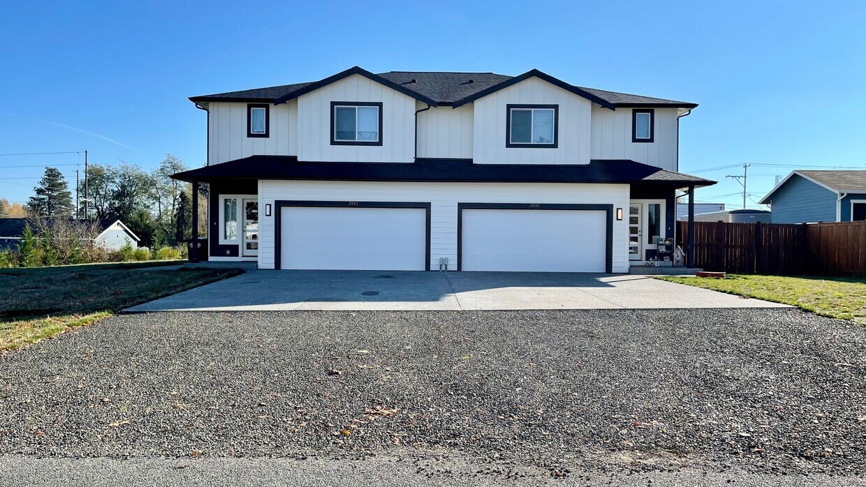 204 SE Railroad Ave Unit 204 SE Railroad Ave, B, Yelm, WA 98597 Room