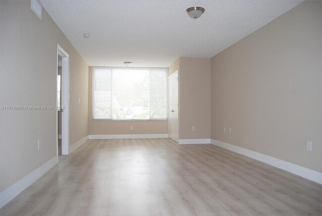 Foto del edificio - 2803 N Oakland Forest Dr