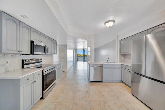Building Photo - 117 Lake Emerald Dr