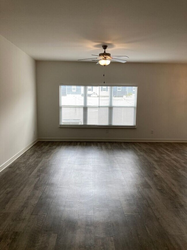 Foto del edificio - Spacious Townhome MOVE IN SPECIAL $400 OFF...