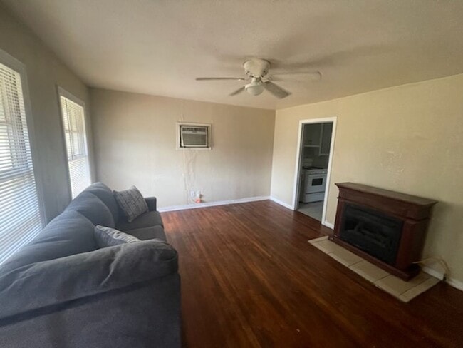 Building Photo - Charming 2 bedroom