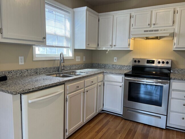 Building Photo - 1401 Ravensthorpe Dr