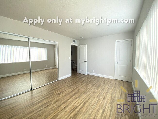 Foto del edificio - Recently Renovated 2 Bedroom 1 Bath, Two-Level Apartment-Great Midtown location!