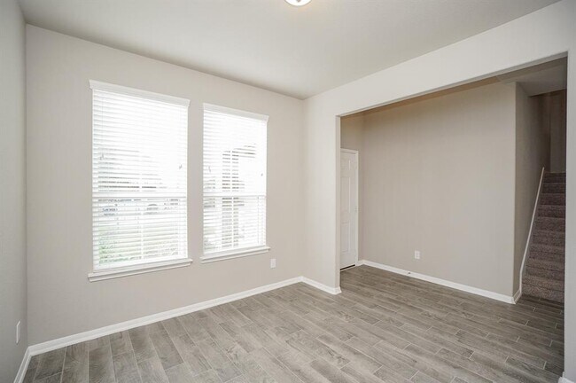 Building Photo - 5463 Grand View Dr