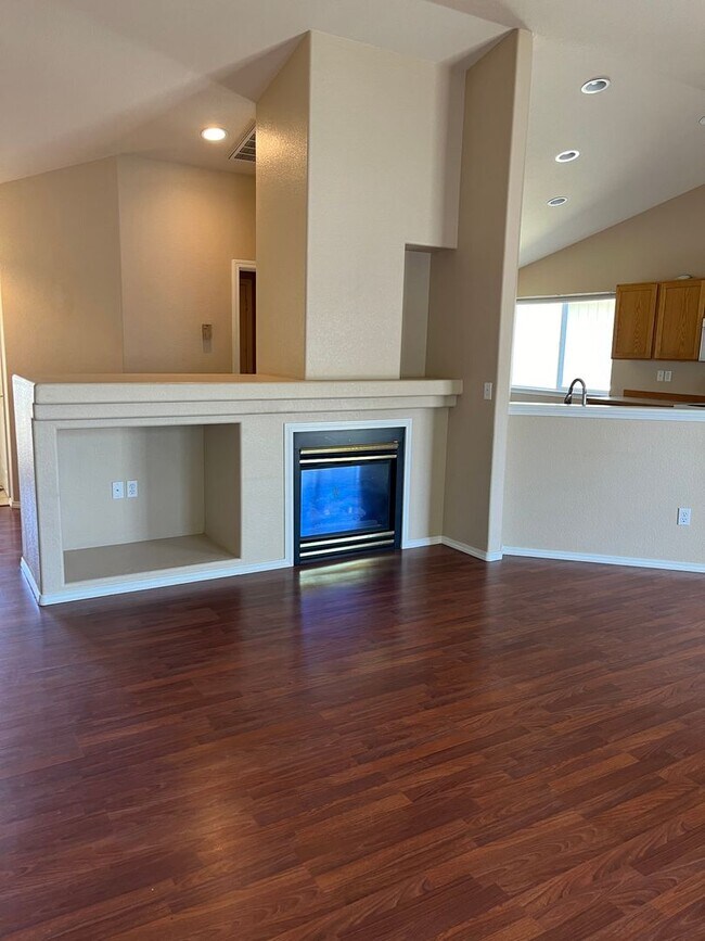 Foto del edificio - Beautiful 4 bedroom 2 bathroom single family house with Fenced backyard and 3 car garage