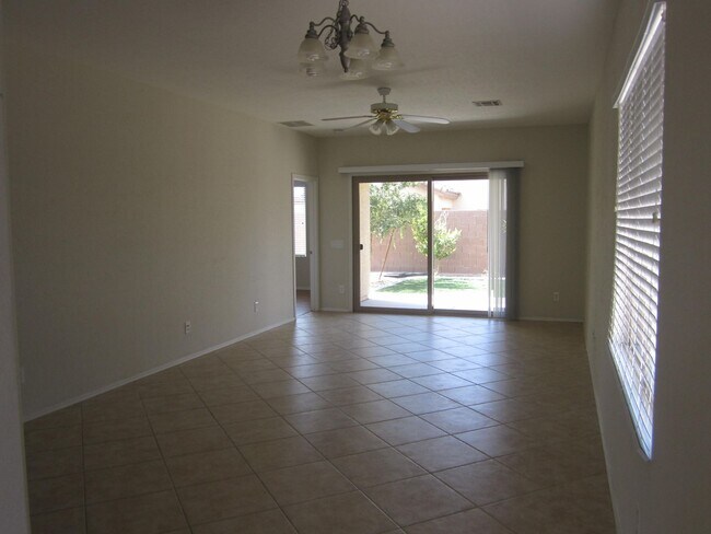 Foto del edificio - SHOWINGS AVAILABLE NOW