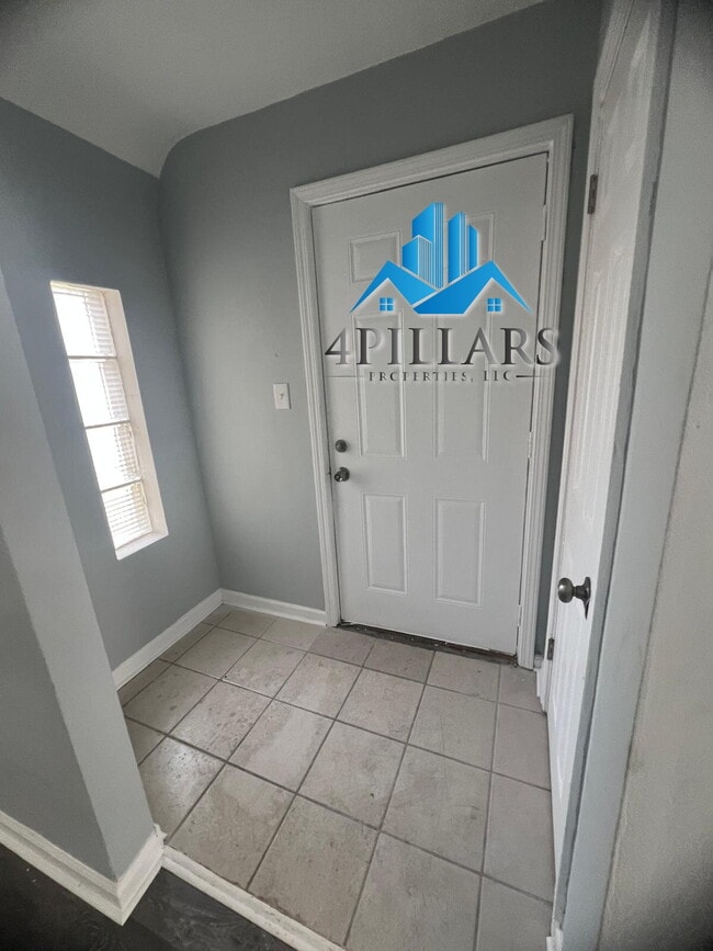 Building Photo - "Spacious 4-Bed, 2-Bath Gem on Kentucky Street – 2,178 Sq. Ft. of Comfort!"