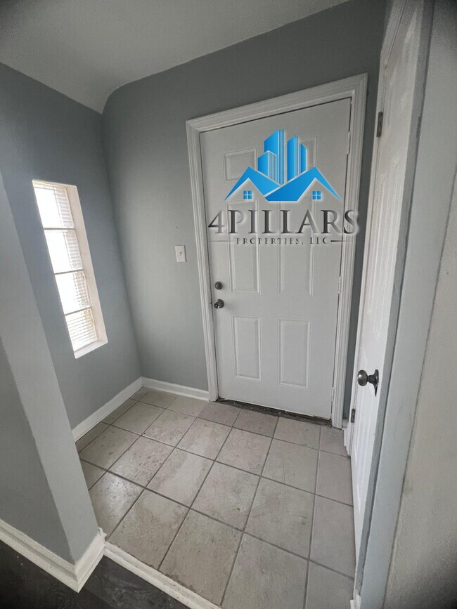 Foto del edificio - "Spacious 4-Bed, 2-Bath Gem on Kentucky Street – 2,178 Sq. Ft. of Comfort!"