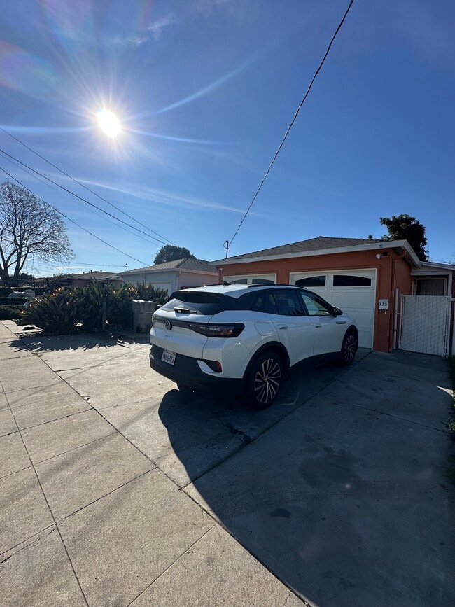 Building Photo - 773 N 14th St