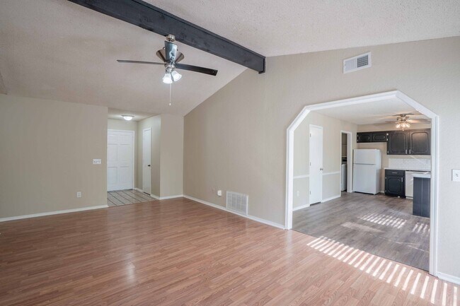 Building Photo - 3 Bed / 2 Bath in East Tulsa!
