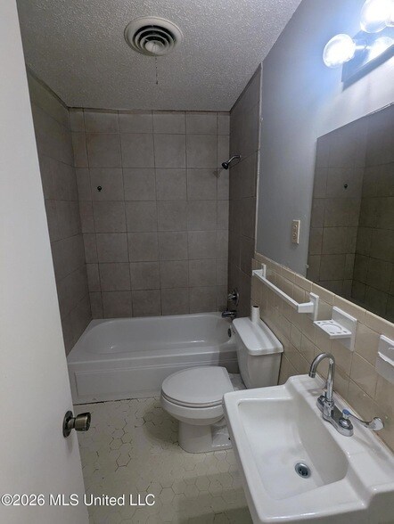 Foto del edificio - 8415 Dottley Dr