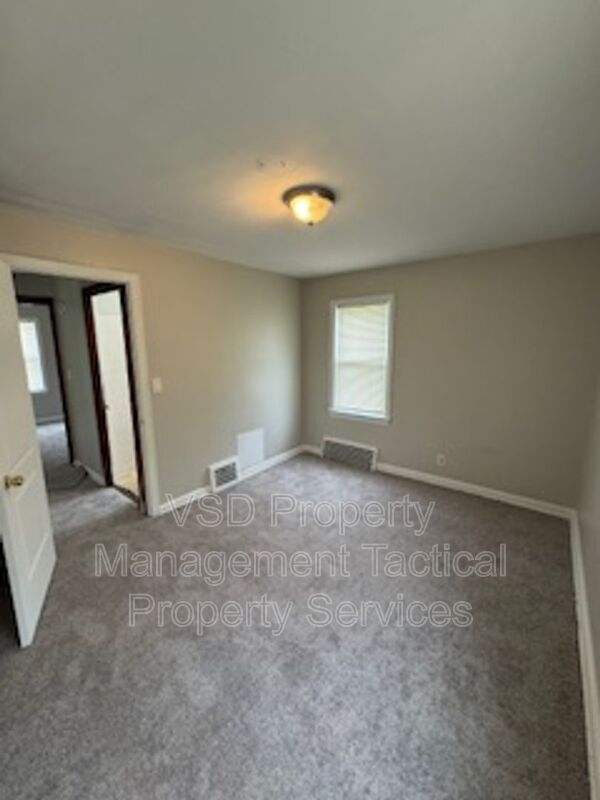 Foto del edificio - 906 E 232nd St